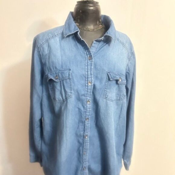 Torrid Medium Wash button-down Denim shirt, size 2 - Picture 1 of 5